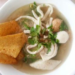 ก๋วยเตี๋ยวลูกชิ้นปลา,ลูกชิ้นแคะเยาวราช ซอยข้างกาดวรุณ