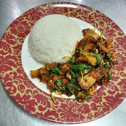 หมูกรอบผัดกะเพรา ราดข้าว