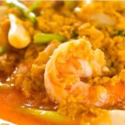 กุ้งผัดผงกะหรี่ราดข้าว