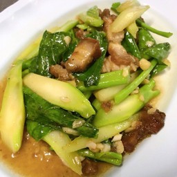 คะน้าหมูกรอบ + ปลาเค็ม