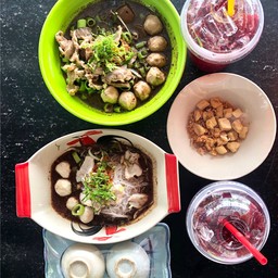 ก๋วยเตี๋ยวเรือหมู และ เนื้อ