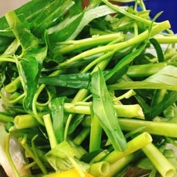 ผัดผักบุ้งไฟแดงเป็นกับเจ