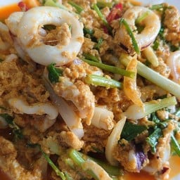 ปลาหมึกผัดผงกะหรี่