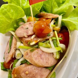 ยำไส้กรอกไก่กระเทียม