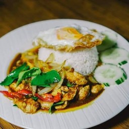 ผัดพริกแกงไก่+ไข่ดาว พิเศษ