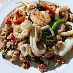 กระเพรารวมมิตรกับข้าว