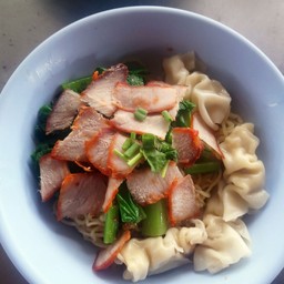 บะหมี่เกี๊ยวหมูแดงพิเศษลูกชิ้น