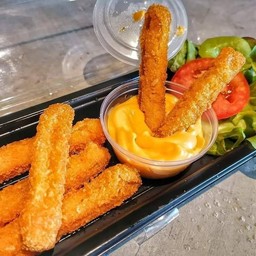 เฟรนฟราย ไก่เขย่า แอนด์ เค้ก