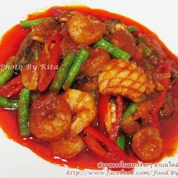 ผัดพริกแกงรวมมิตรกับข้าว