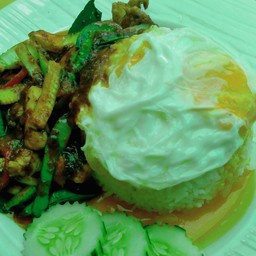 ผัดพริกแกง เนื้อ,กุ้ง,หมึก+ไข่ดาว พิเศษ