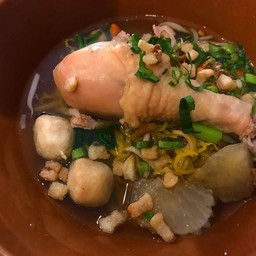 ก๋วยเตี๋ยวน้ำใสน่องไก่