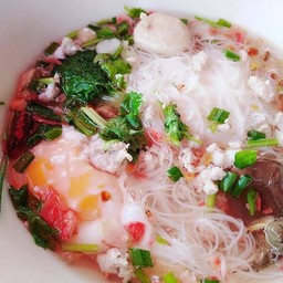 เจ๊อร วรารักษ์ ก๋วยเตี๋ยวหมูต้มยำสูตรมะนาวโบราณ อยู่ในหมู่บ้านวรารักษ์เลียบคลองสาม