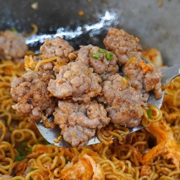 ผัดมาม่าหมูก้อน รสหมูสับ