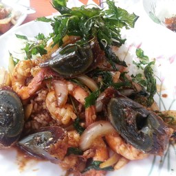 กะเพรากุ้งไข่เยี่ยวม้า