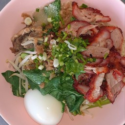 บะหมี่แห้ง หมูแดง ลูกขิ้นหมู  เพิ่ม  ไข่มะตูม + น้ำราดหมูแเดง + น้ำซุป