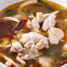 ต้มยำไก่บ้านใบมะขามอ่อน