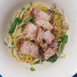 บะหมี่แห้ง หมูกรอบ ลูกชิ้นหมู  พิเศษ  เพิ่มน้ำราด   พิเศษ  น้ำซุป