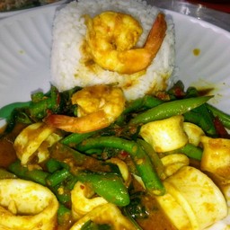 ผัดเครื่องแกงทะเล