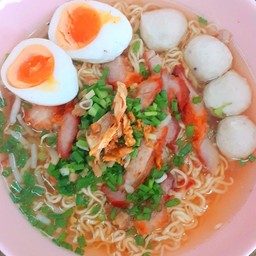 บะหมี่น้ำ หมูแดง  หมูสับ ลูกชิ้น   ต้มยำ  พิเศษ ไข่มะตูม