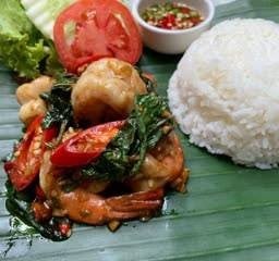 ข้าวกะเพรากุ้ง