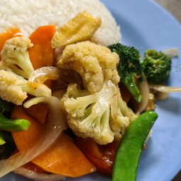 ผัดผักรวมมิตรราดข้าว