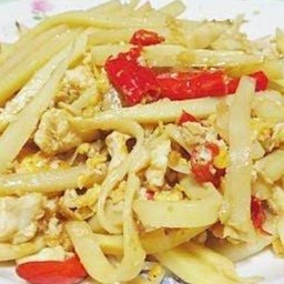 ผัดหน่อไม้ใส่ไข่ ราดข้าว