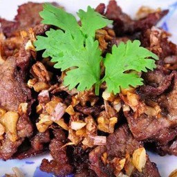 เนื้อทอดกระเทียม(กับข้าว)