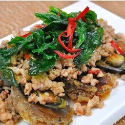 ผัดกะเพราไข่เยี่ยวม้า + หมูสับ ราดข้าว