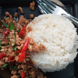 กะเพราหมูสับราดข้าว