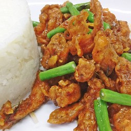 ข้าวไก่กรอบซอสพริกขิง (ผัดพริกแกง)