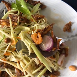 ยำหวานมะม่วงเปรี้ยวปี๊ดปลากรอบ