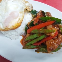 ผัดพริกแกงหมู ไข่ดาว