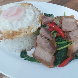 คะน้าหมูกรอบ ไข่ดาว
