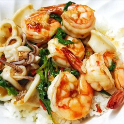 ข้าวกระเพรารวมทะเลหมึกกุ้งหอยแมลงภู่