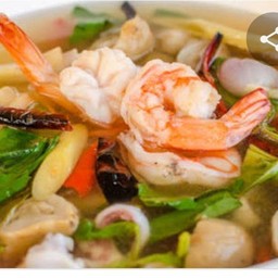 กระเพราทะเลราดข้าว(กุ้ง-หมึก)