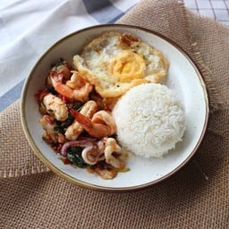 ข้าวกะเพราทะเล + ไข่ดาว