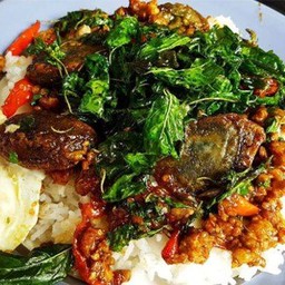ข้าวกระเพราไข่เยี่ยวม้าหมูสับ