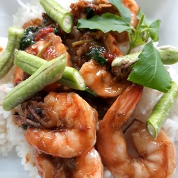 กะเพรากุ้ง ราดข้าว