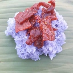 ข้าวเหนียวอัญชันหมูทอด เพชรบูรณ์