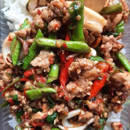 กะเพราหมูสับ ปลาหมึกราดข้าว