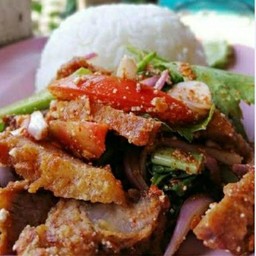 ข้าวยำหมูกรอบแซ่บ