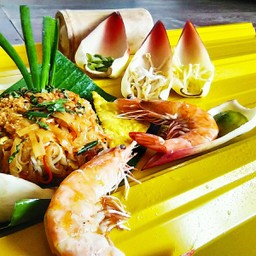 ผัดไทภูเขาไฟ กุ้งสด