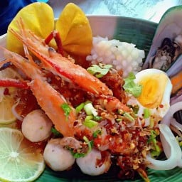 ก๋วยเตี๋ยวแซ่บ ห้อยขา Area46