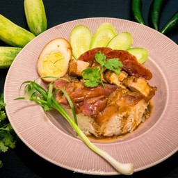ต้นต่อเดอะคิทเช่น ข้าวหมูแดง หมูกรอบ ข้าวหน้าไก่