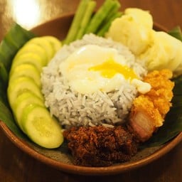 ข้าวน้ำพริกหมูก้นครก หมูกรอบแกล้ม ผักสด ไข่ออนเซน