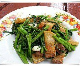 ผัดผักบุ้งหมูกรอบ