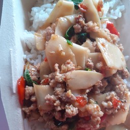 กระเพราหน่อไม้ดอง+หมูสับราดข้าว
