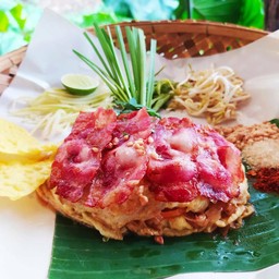 ผัดไทภูเขาไฟไข่ห่อเบคอน