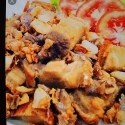หมูกรอบกระเทียมพริกไทยกับข้าว