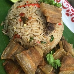 ข้าวผัดน้ำพริกกะปิหมูทอด